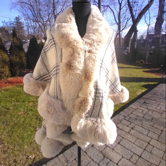 Unknown Jackets & Blazers - 🌱🌾Spring Fling WHITE PLAID Wrap Jacket w/faux fur accents 🌾🌱😲
